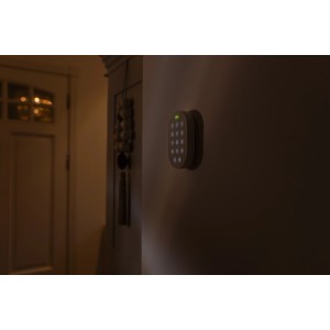 Abus Funk-Bedienteil Smartvest Pro in Weiß an Wand montiert. Alarmanlagen Steuerung per Zahlencode.