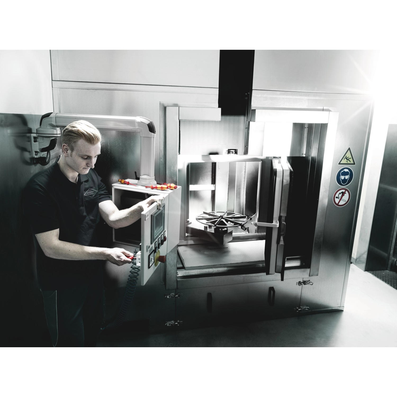 Anwendung: Mann bedient Wera isolierten Kreuzschlitz-Schraubendreher an Prüfgerät.