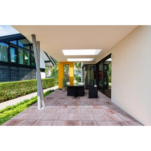 Verlegte Terrassenplatten Modern Muschelkalk 60x30 cm auf einer Terrasse mit Gartenmöbeln.