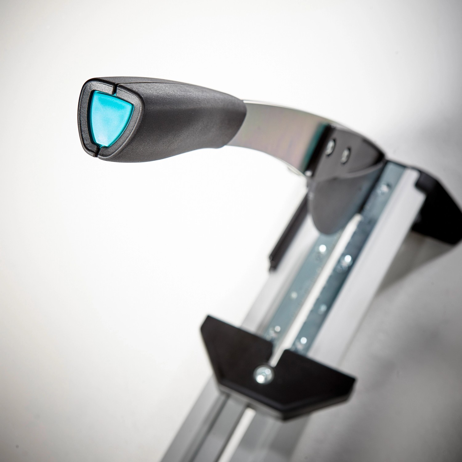 Detailaufnahme: wolfcraft Vinyl- und Laminatschneider VLC 800, Hebel mit Griff.