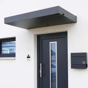 Modernes Gutta Rechteckvordach BS PLUS in Anthrazit, 160x90 cm mit Wasserspeier rechts.