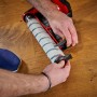 Einhell Bürstenwalze für Hartbodenreiniger Cleanexxo im Einsatz, werkzeugloser Wechsel.