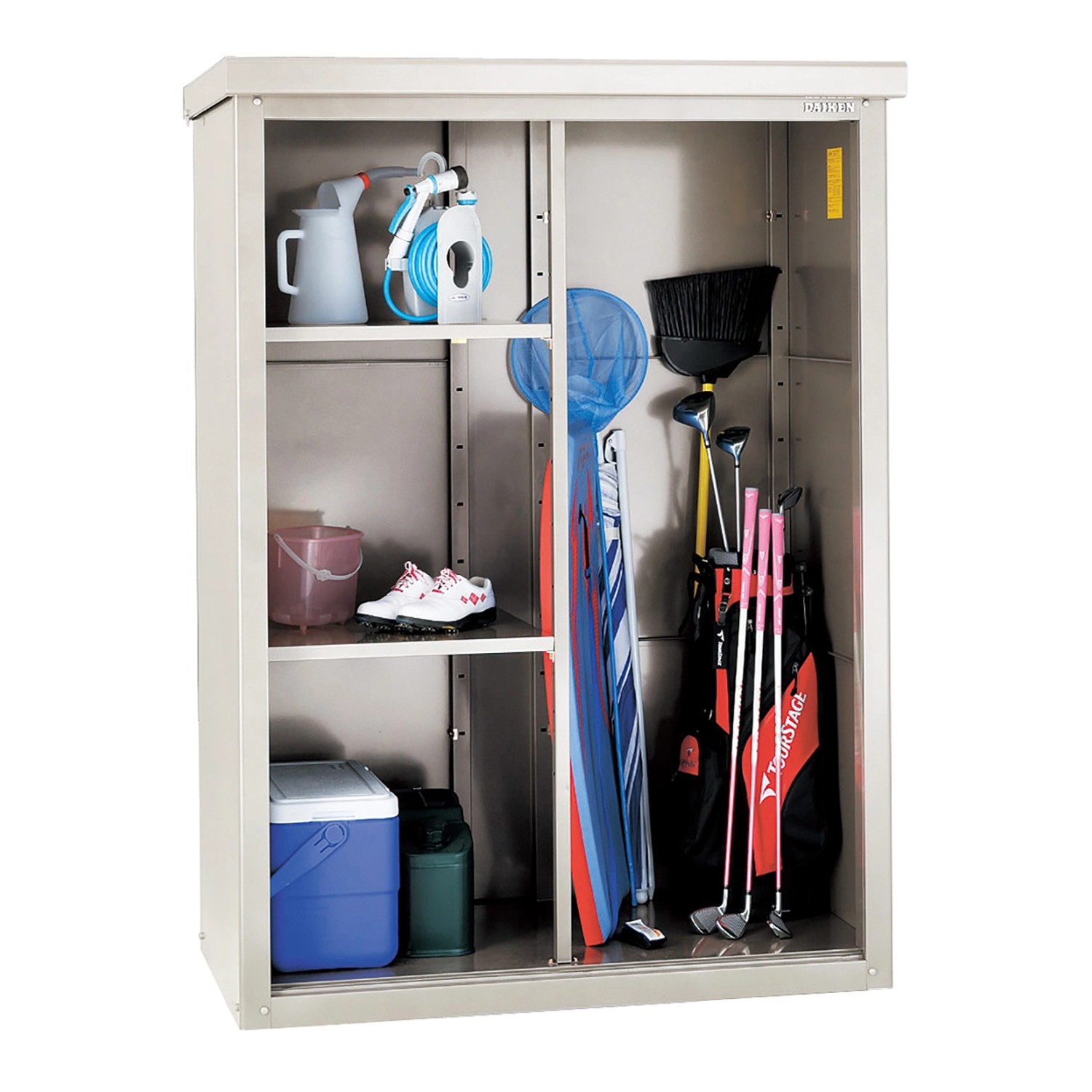 Trimetals Geräteschuppen Guardian D63 mit Boden, gefüllt mit Gartenzubehör und Sportgeräten.