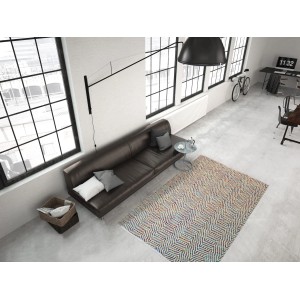 Multicolor Wollteppich Melrose, 160x230 cm, im Wohnzimmer mit Sofa und großen Fenstern.