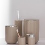 Beige Bad-Accessoires Agropoli: Kosmetikeimer, Seifenspender, WC-Garnitur und Zahnputzbecher.