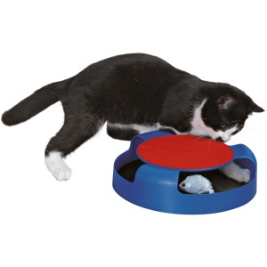 Katze spielt mit Trixie Catch The Mouse Spielzeug, blaues Kunststoffgehäuse, rote Kratzfläche, Plüschmaus.