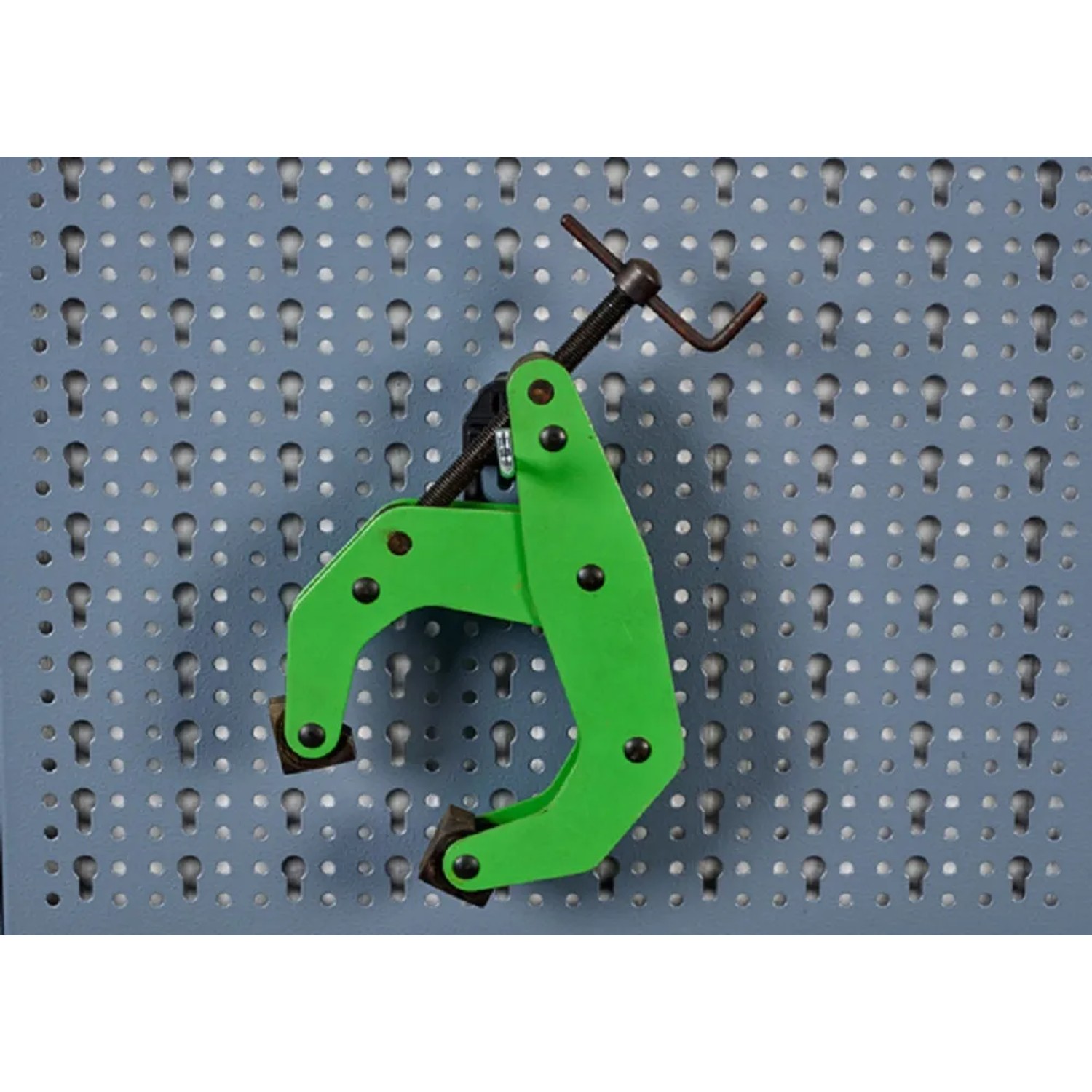 Küpper Systemhalter-Set, 60mm, 90° Biegung, grün, an Lochwand zur Werkzeugaufhängung.