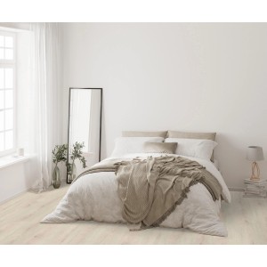 Heller Raum mit Check One Click-Vinylboden Friedrichsort Eiche als Bodenbelag.