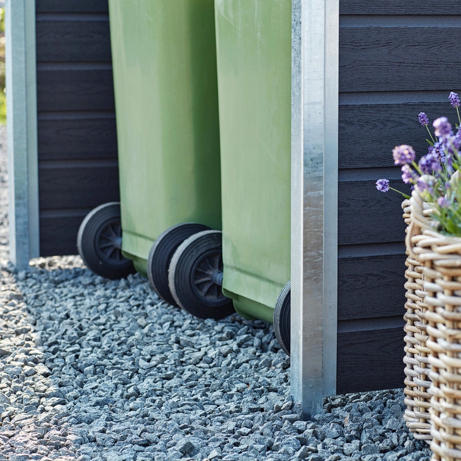 Mülltonnenverkleidung Artura aus WPC, schiefergrau, für zwei Mülltonnen, Detailansicht Räder.