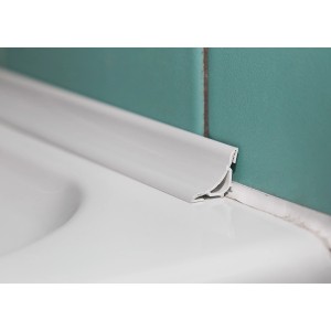 Weißes PVC Dichtprofil (20 mm) als Fliesenschiene, montiert an einer Wand.