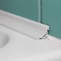 Weißes PVC Dichtprofil (20 mm) als Fliesenschiene, montiert an einer Wand.