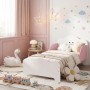 Rosa-weißes AIYAPLAY Kinderbett aus MDF mit lächelndem Wolken-Kopfteil und Schutzleisten im Kinderzimmer.