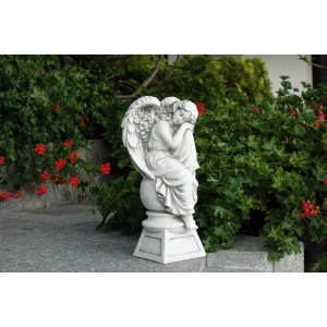 Weiße Grabdekoration: Engel sitzt auf Kugel mit Podest. Gartendeko aus frostfestem Beton.