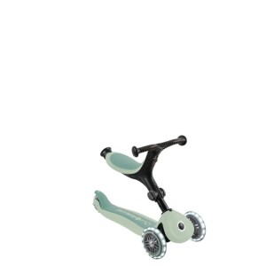 Pistazienfarbenes Globber Go-Up Active Lights 3-in-1 Kinderfahrzeug. Dreirad, Laufrad, Scooter mit leuchtenden LED-Rädern.