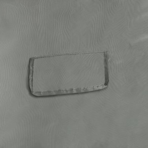 Detailaufnahme: Graue Schutzhülle für Tisch und Stühle mit Belüftungsfenster.