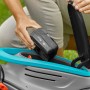 Gardena Akku-Rasenmäher: Einsetzen des Akkus in den Rasenmäher.