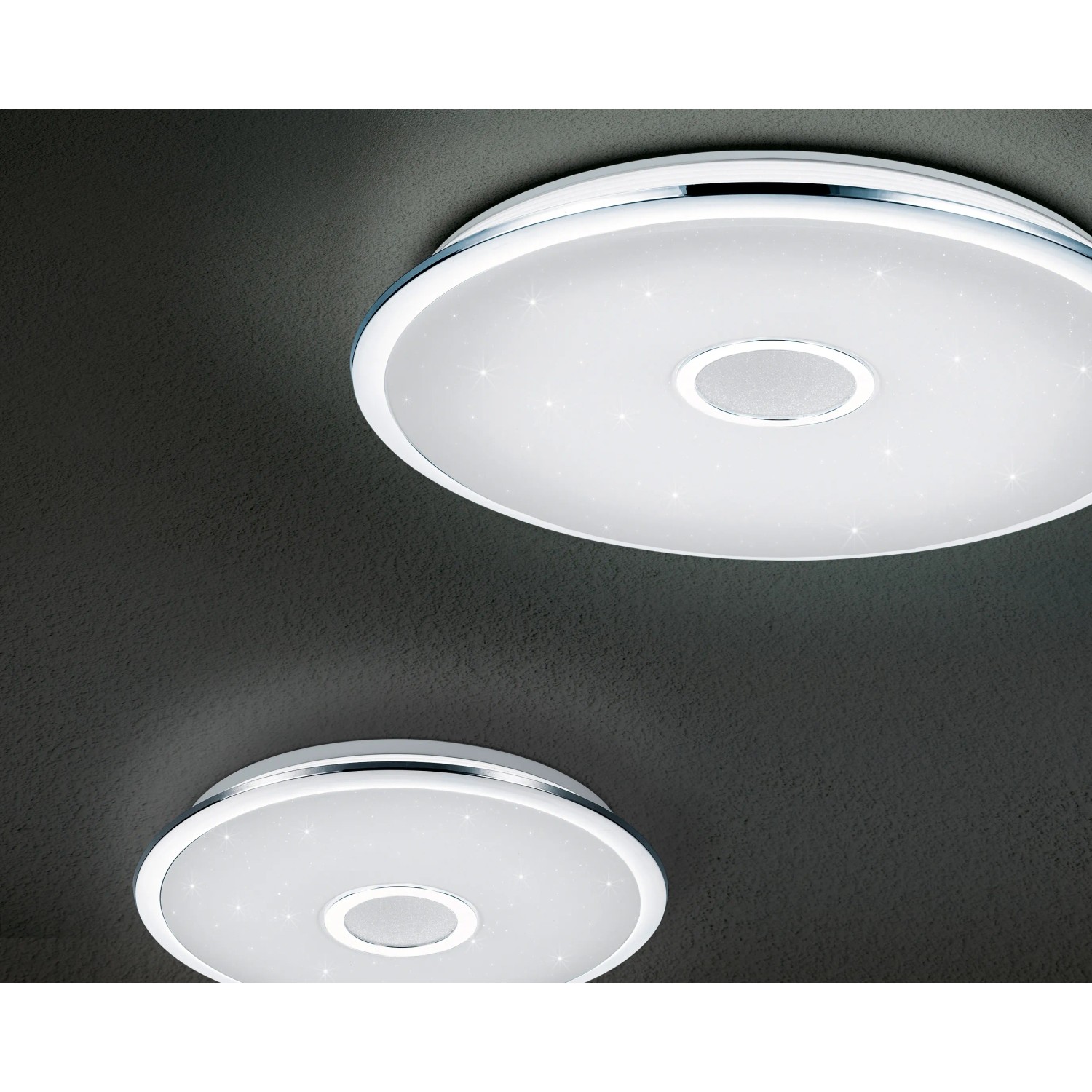 Trio LED-Deckenleuchte Osaka mit Sternehimmel-Effekt, Ø 67cm, chromfarben und dimmbar.