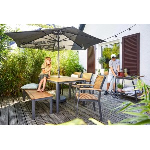 Rechteckiger, brauner Gartentisch Bonlee aus FSC®-Holz mit Sonnenschirmloch und Sitzgelegenheit.
