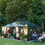 Juliana Gewächshaus Grand Oase 25, schwarz-anthrazit, mit Personen im Garten.