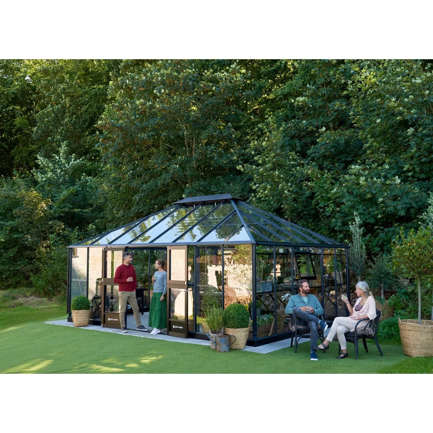 Juliana Gewächshaus Grand Oase 25, schwarz-anthrazit, mit Personen im Garten.