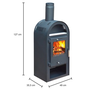 Schwarzer Kaminofen Magna 3.0 aus Stahl, 7 kW, mit brennendem Holz im Feuerraum.