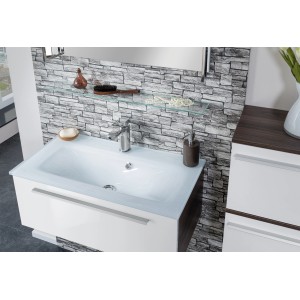 Fackelmann Glaswaschbecken Yega, 80,5 cm, weiß, mit Armatur und Seifenspender auf einem Unterschrank.