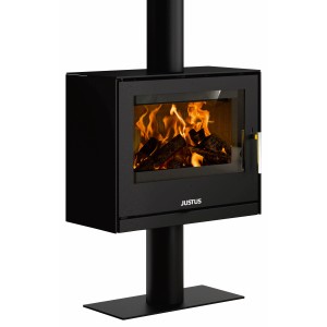 Schwarzer Justus Dias Kaminofen (6,5 kW) mit Stahlverkleidung und brennendem Holz im Feuerraum.