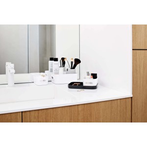Grauer SmartStore Compact Deckel S als Ablage im Badezimmer.