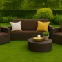 Braunes 3-Sitzer Gartensofa mit Kissen und Sesseln aus Polyrattan. Gemütliche Lounge-Atmosphäre für Garten, Terrasse oder Balkon.