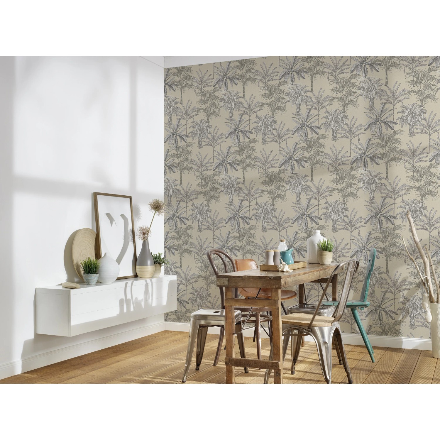 Michalsky Living Vliestapete Change mit Palmenmuster in Beige und Grau.