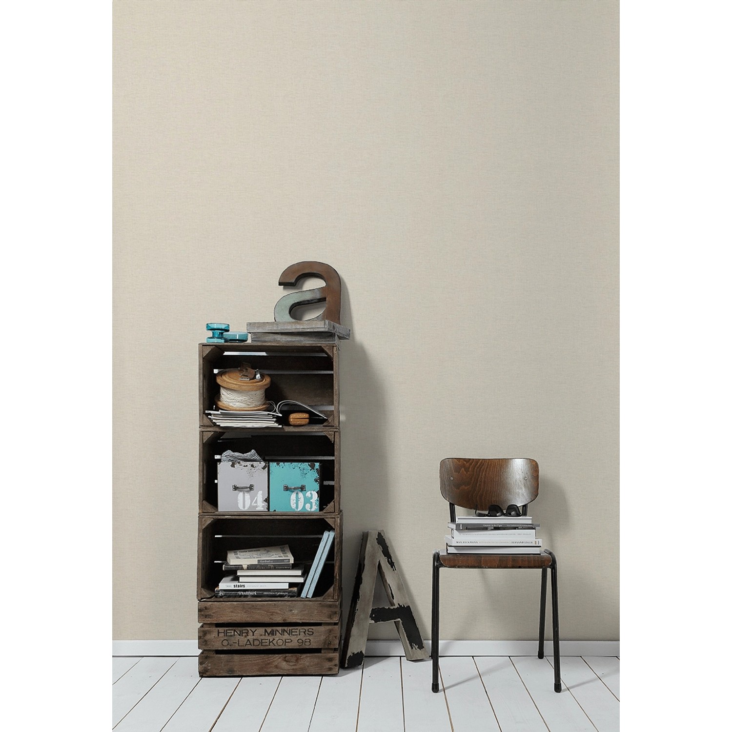 A.S. Création Vliestapete Secret Garden Uni Sandgrau an Wand mit Regal und Stuhl.