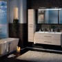 Badezimmer-Szene mit Fackelmann Hängeschrank B.Clever in Alaska Esche, Waschtisch und Spiegelschrank.