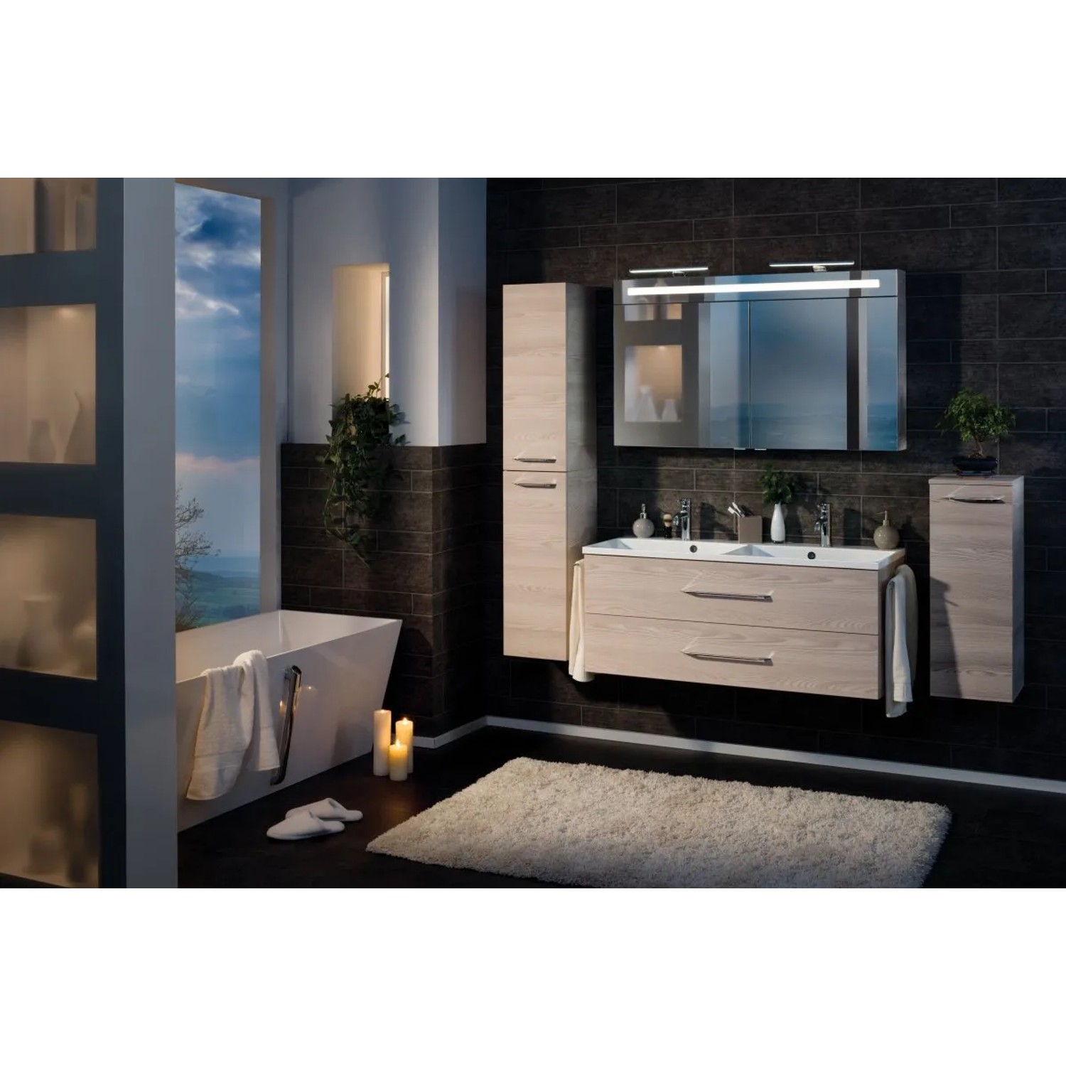 Badezimmer-Szene mit Fackelmann Hängeschrank B.Clever in Alaska Esche, Waschtisch und Spiegelschrank.