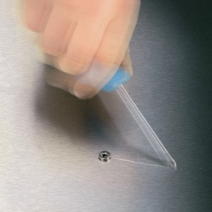 Hand schraubt Schraube mit Wera Schraubendreher aus 14-teiligem Set. Schraubenzieher mit blauem Griff.