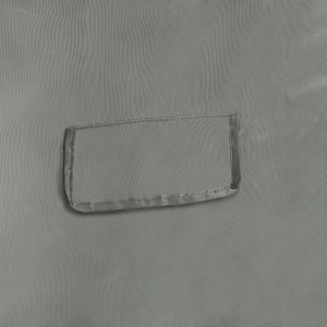 Detailaufnahme: Graue Schutzhülle für Tisch und Stühle mit Belüftungsfenster.