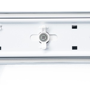 Detailaufnahme LED-Wannenleuchte, 150 cm, graues Gehäuse, Befestigungsdetail.