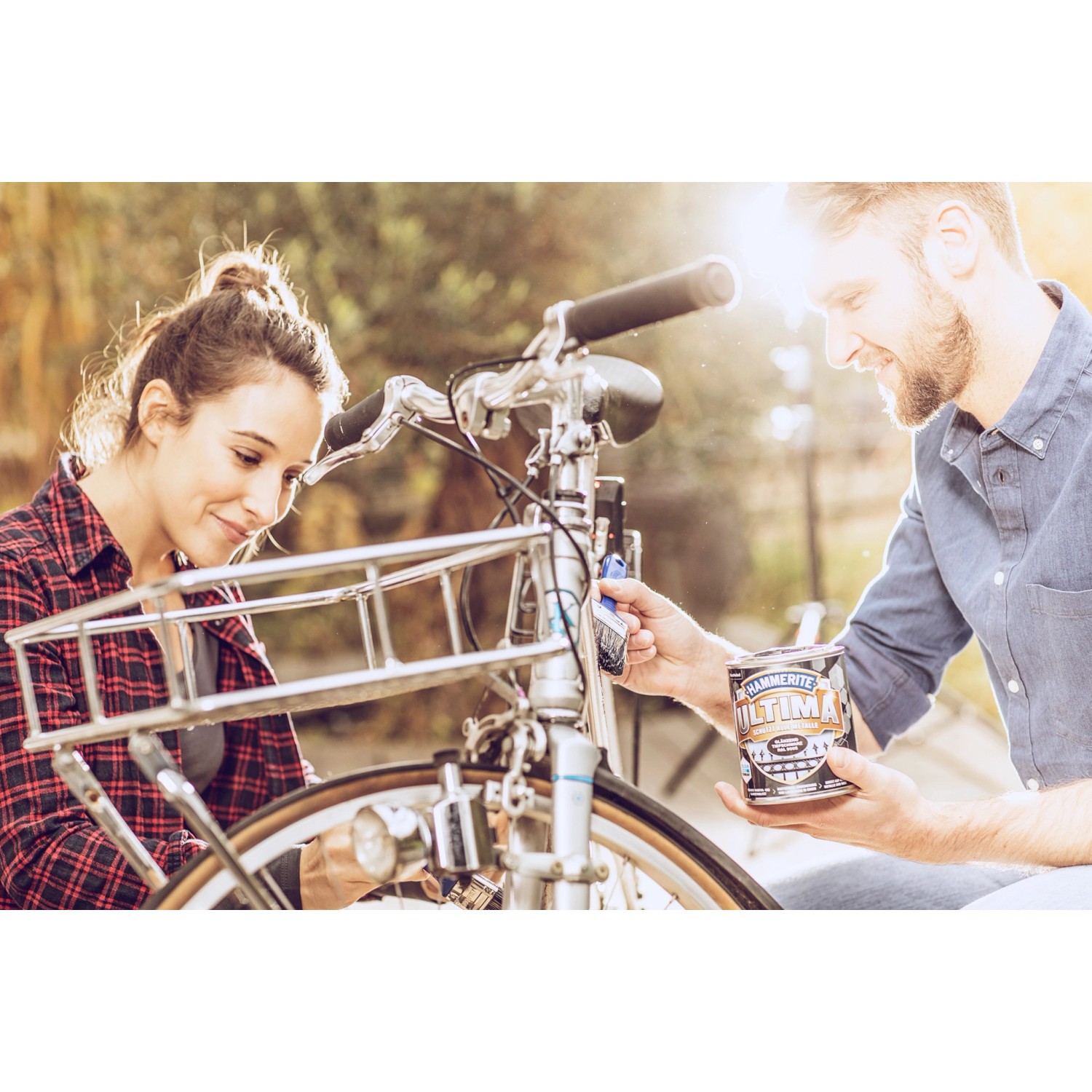 Paar lackiert Fahrrad mit Hammerite Ultima Metallschutzlack Verkehrsgrau. Glänzender Rostschutz für Metalle.