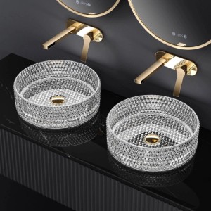 Zwei runde Emke Klarglas Aufsatzwaschbecken mit strukturiertem Glas, goldenen Armaturen auf schwarzem Waschtisch.