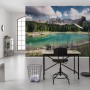Vlies Fototapete mit Dolomiten Bergsee-Motiv, 450x280 cm. Naturlandschaft für Wandgestaltung.