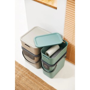 Rotho Albula Multibox, 12 l, Mistletoe Green, gestapelt. Aufbewahrungsboxen für Ordnung im Haus.