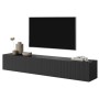 Schwarzes Selsey TV-Hängeboard Veldio mit Lamellenfront unter einem Fernseher. Modernes Design für Wohnzimmer.