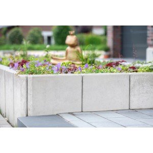 Diephaus L-Stein bewehrt, grau, 155x100x85x12 cm, als Einfassung für ein Blumenbeet im Garten.