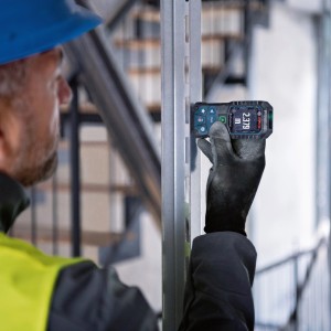 Bosch Professional GLM 50-25 G Laser-Entfernungsmesser bei Messung an Metallstrebe.