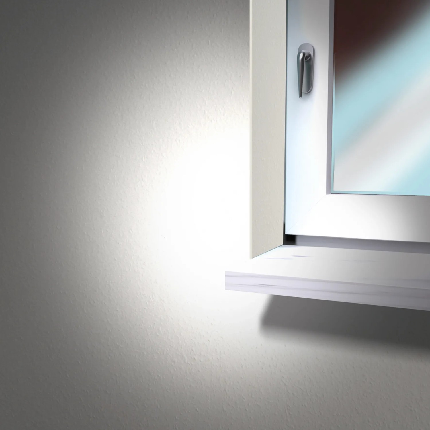 Detailaufnahme eines Fensters mit Schimmelbefall an der Wand. MEM Schimmel-Entferner zur Reinigung nutzen.