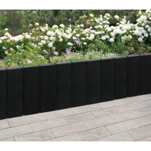 Diephaus Rechteck-Palisade in Anthrazit als Beeteinfassung im Garten.