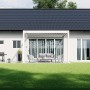 Weißer Weide Deluxe Wand Pavillon aus Aluminium mit verstellbarem Lamellendach über einer Terrasse mit Gartenmöbeln.