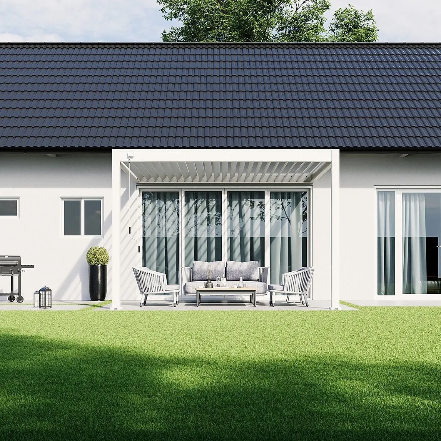 Weißer Weide Deluxe Wand Pavillon aus Aluminium mit verstellbarem Lamellendach über einer Terrasse mit Gartenmöbeln.