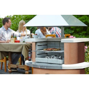 Buschbeck Grillkamin Kampen Terracotta-Weiß mit Edelstahlhaube beim Grillen im Garten.