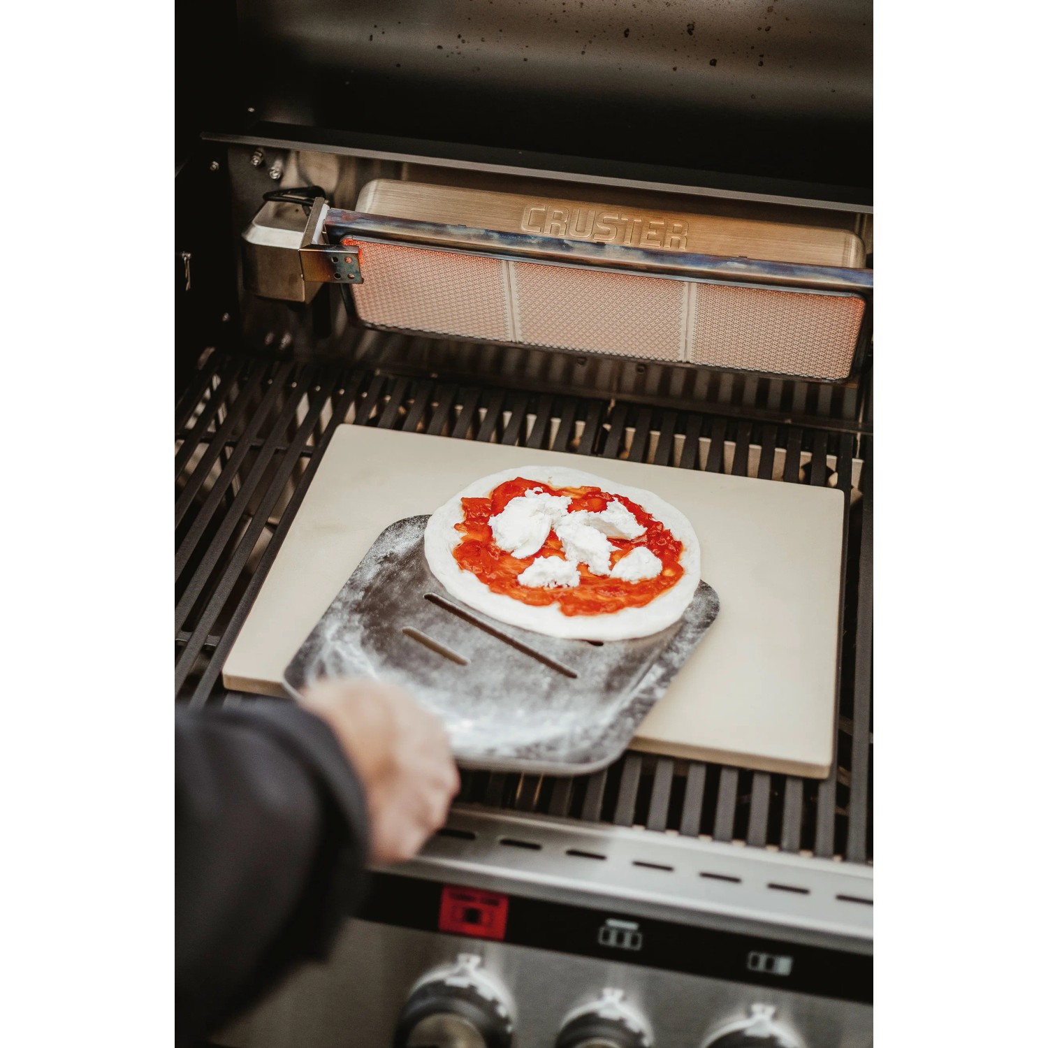 Enders Pizzastein eckig 40x30 cm mit Pizza auf Grill. Grillutensil für knusprige Pizza.