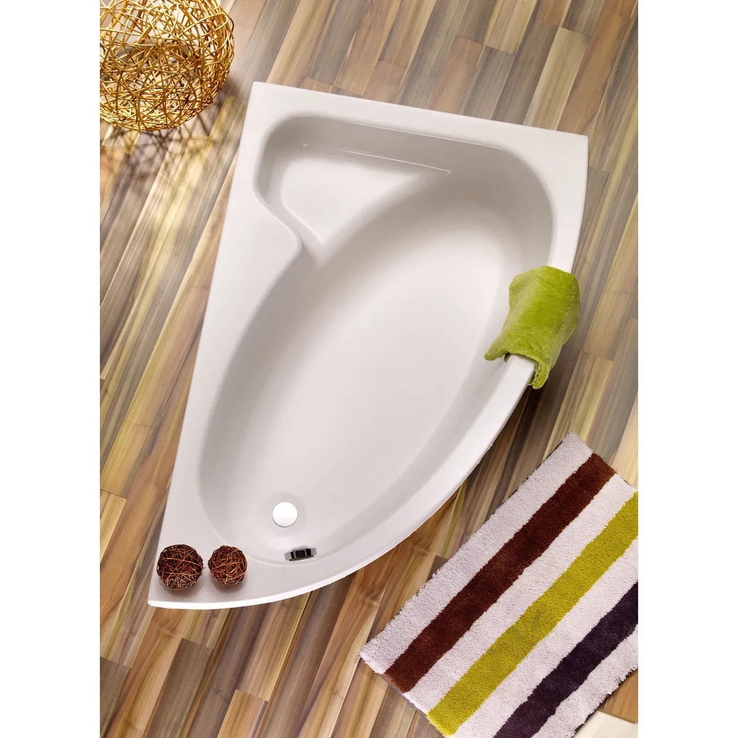 Weiße Ottofond Eckbadewanne Salinas A, 150 cm, mit Ablage, für kleine Bäder.